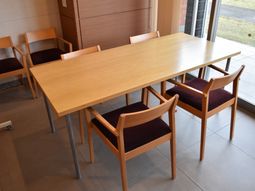 木製テーブルと椅子のセット