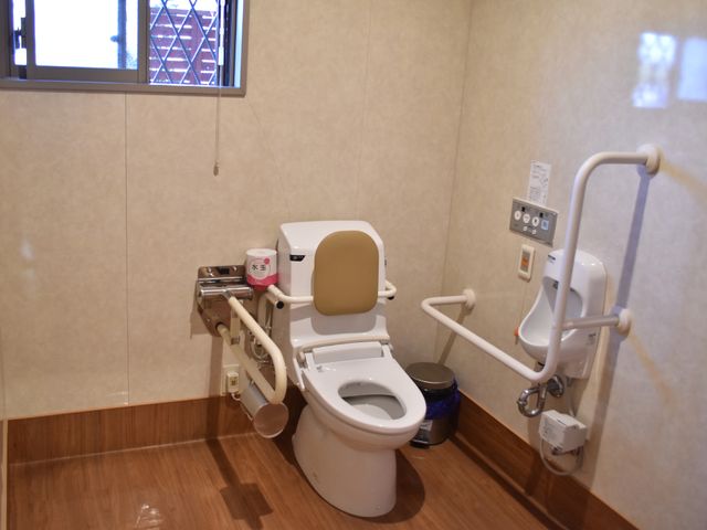 バリアフリートイレ設備 設備が充実したトイレ 手すり付きで使いやすいトイレです。安全かつ快適にご利用いただける環境を整えております。