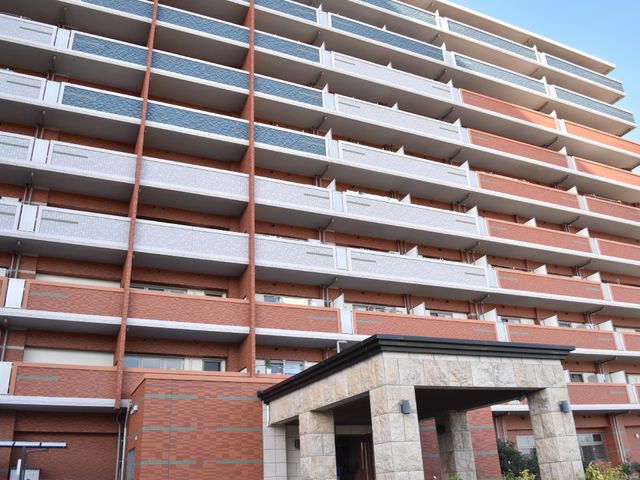 多階層の明るい外観 バルコニーがある高層住宅 ゆとりある造りの外観で、広々としたバルコニーが印象的です。清潔感があり、気持ちのいい環境が提供されています。