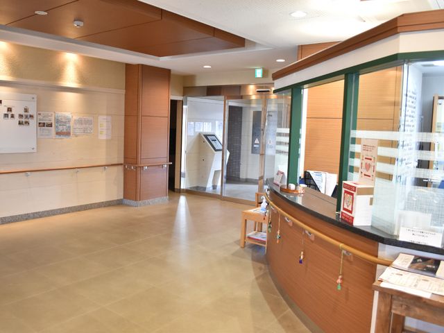 広々とした受付エリア オートロックの入り口 広々としたフロントで明るく迎えられる快適な環境です。利用者の皆さんのコミュニケーションの中心地でもあります。