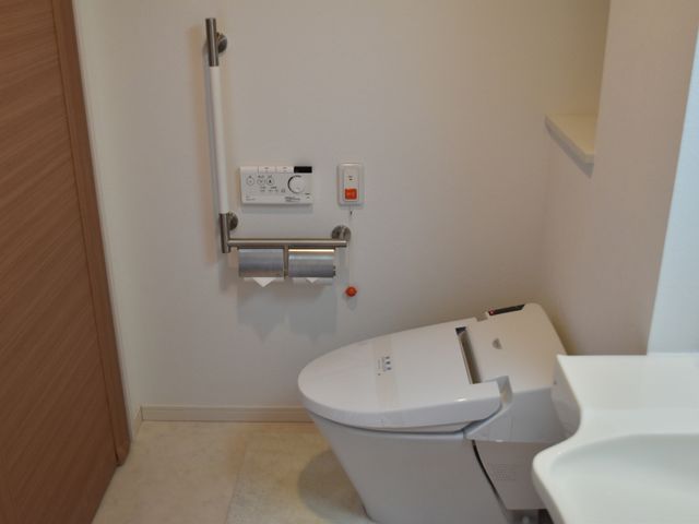 清潔なトイレの様子 広々としたトイレ 手すり付きのモダンなトイレです。安全性と快適さに配慮して設計されており、就業を考える際の環境としてご安心いただけます。