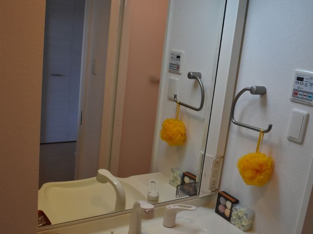 手すり付きの洗面台 使いやすい洗面台 手すりが備わった使いやすい洗面台です。日々の身だしなみを整えるのに適した機能的なデザインになっています。