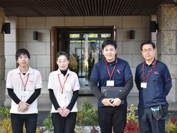 笑顔のスタッフ四人立つ前