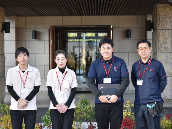 笑顔のスタッフ四人立つ前