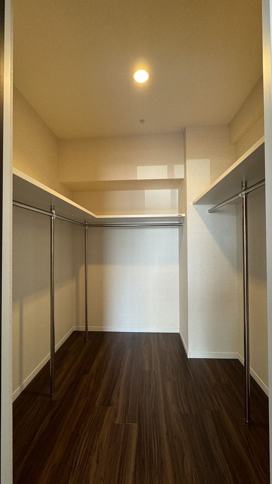 整理された洋室のクローゼット