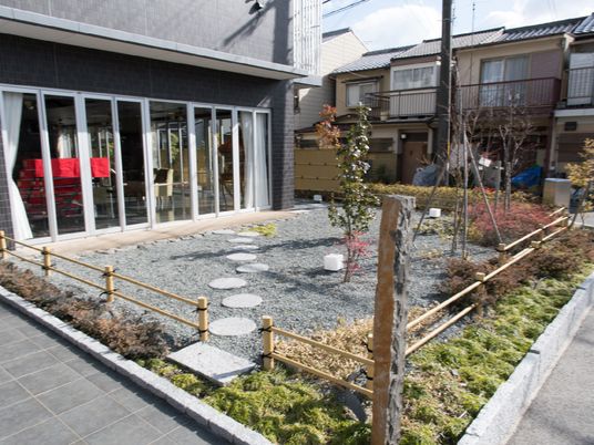 和の雰囲気漂うエントランス