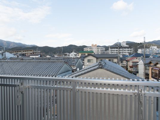 街並みを望むバルコニー