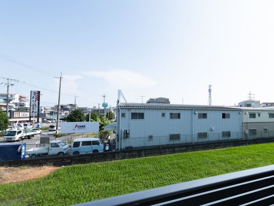 広い田園に隣接した施設外観