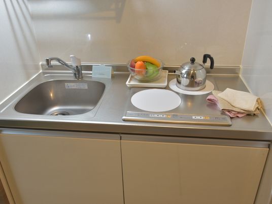 清潔なキッチンカウンター