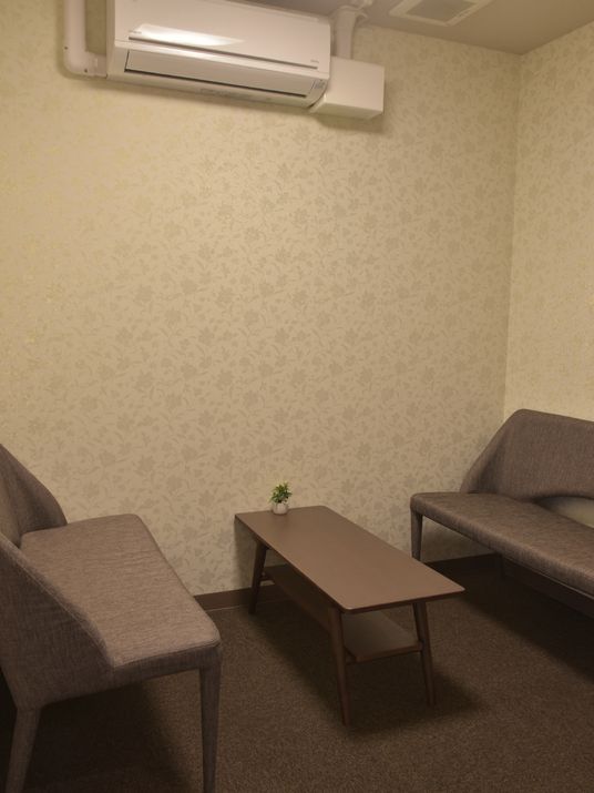 応接セットのある洋室