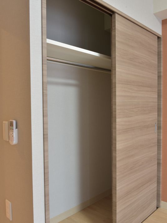 シンプルな木製クローゼット