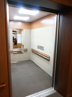 清潔なエレベーター内部