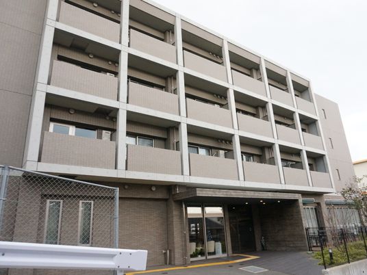 多階層の建物正面