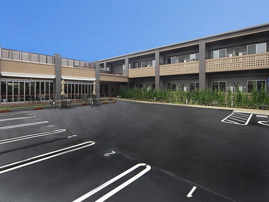 広い駐車場のある外観  