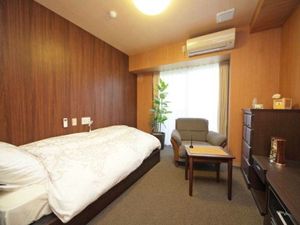 木目調の落ち着いた居室