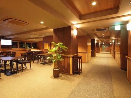木目調の落ち着いた廊下