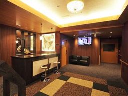 落ち着いた雰囲気のラウンジ