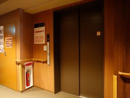 温かみのある廊下とエレベーター