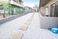白い砂利と飛び石の通路