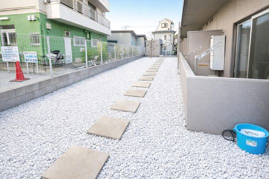 白い砂利と飛び石の通路