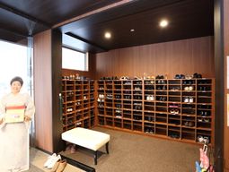 和装の女性と靴箱のエントランス