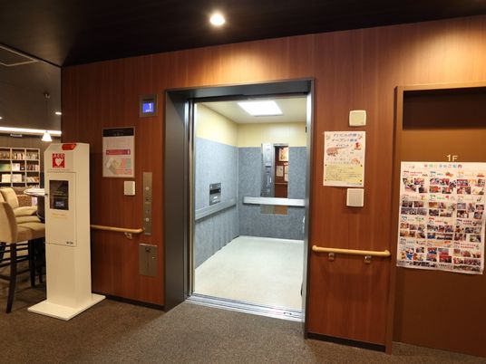 エレベーターと掲示物