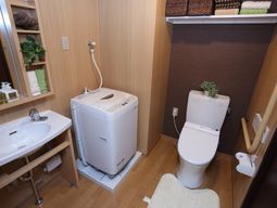 清潔な洗面所とトイレ