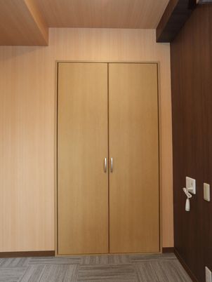 シンプルな木製の扉