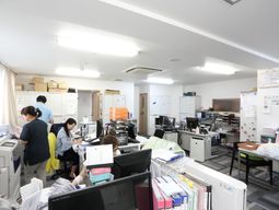 スタッフが作業中の事務室