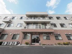 明るい外観の建物エントランス