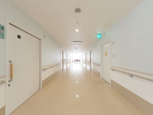 明るく広々とした廊下