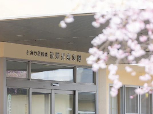 桜が見えるエントランス  
