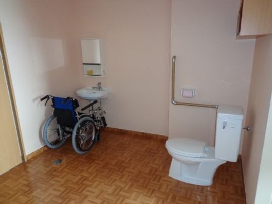 バリアフリートイレと車椅子