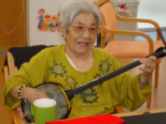 楽器を演奏する高齢者
