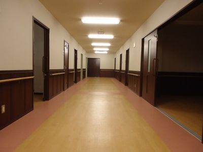 明るく広い廊下