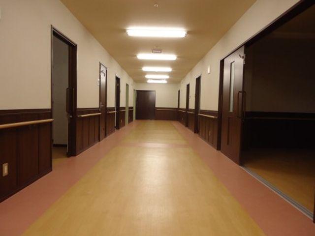 明るく広い廊下
