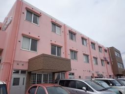 ピンクの外壁の建物