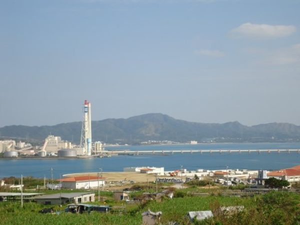 工業地帯と海の風景