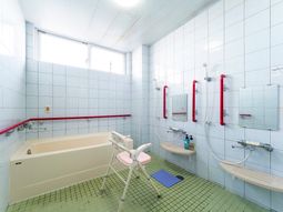 バリアフリー設計の浴室