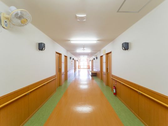 廊下の明るく広い空間
