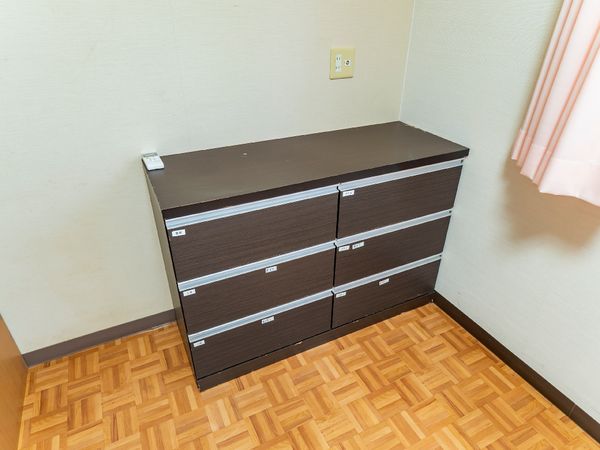 整理ダンスとフローリング