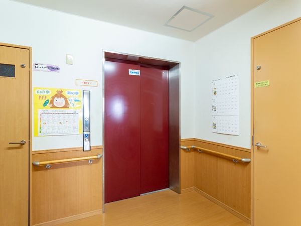 エレベーターと掲示物のある廊下