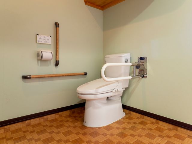 バリアフリートイレ トイレ 手すりが付いた清潔なトイレです。利用者の安全と快適さを考え設計された設備で、日々の業務をサポートします。
