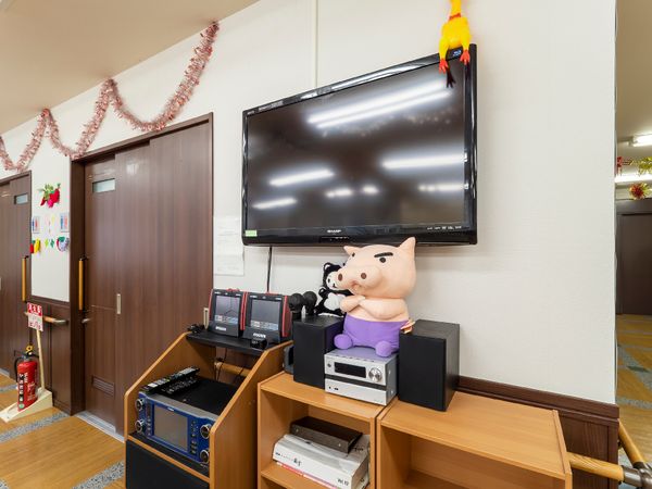廊下に設置されたテレビ