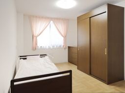 居室内のベッドと収納