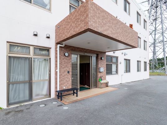 建物入口とベンチ