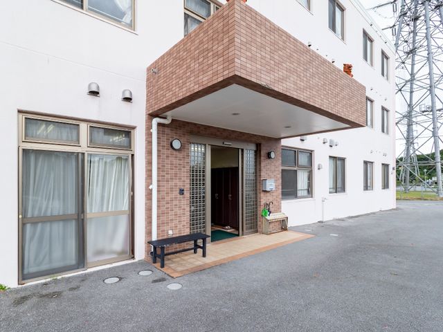 建物入口とベンチ 外観 ゆっくりとくつろげるベンチが備わった入口は、訪れる皆様を温かく迎えます。明るく広々とした空間です。