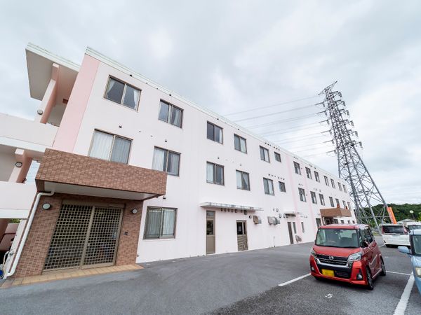白い建物の外観
