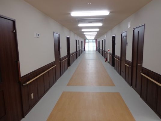 清潔な広い施設の廊下