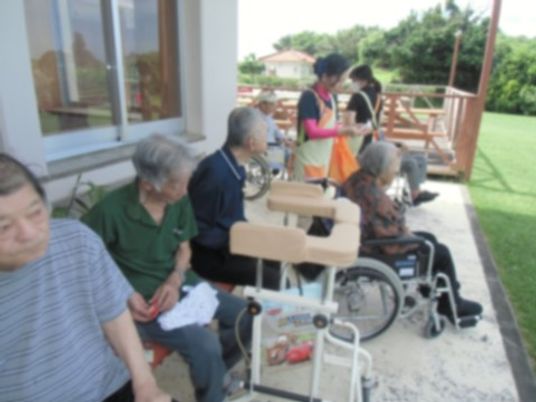 中庭で過ごす人々